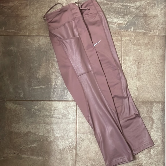 Sport cropped legging-Nike- like new condition - Picture 5 of 9